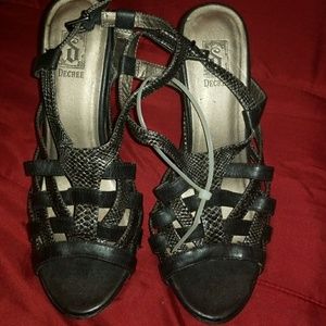 Open toe, strappy chunky, wood heel.